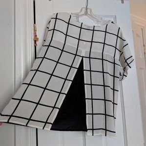 ✨👕 F21 B+W Geo Top NWT👕😍